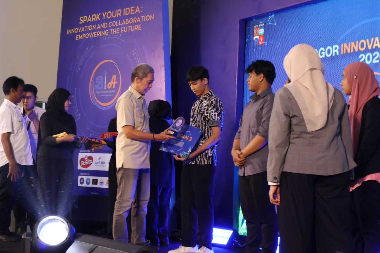 Ammar menerima penghargaan dalam ajang Bogor Innovation Award 2026.